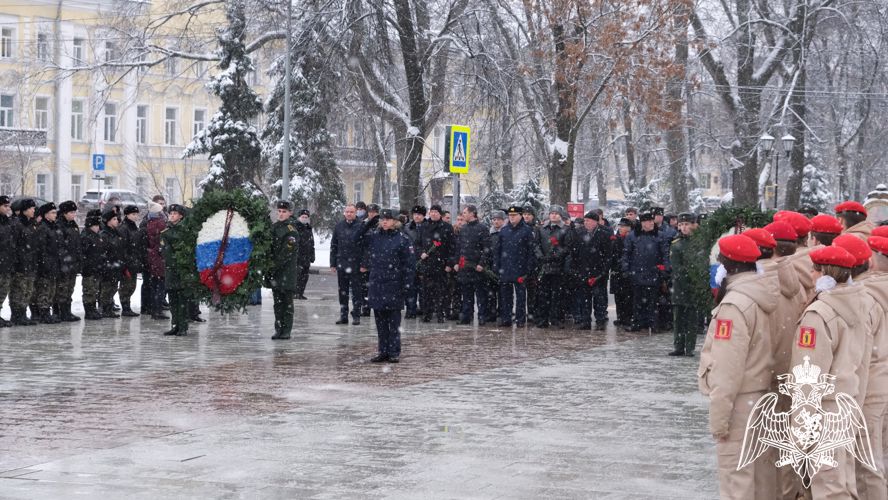 В Ярославле в День неизвестного солдата сотрудники Росгвардии почтили память погибших