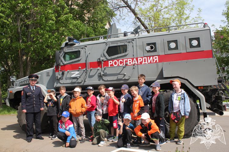 В Ярославской области росгвардейцы проводят тематические занятия со школьниками