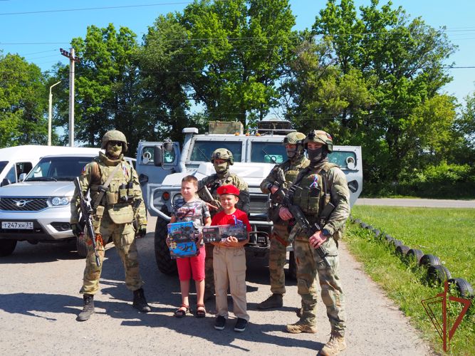 Росгвардейцы поздравили белгородского мальчика Алёшу с Днём России