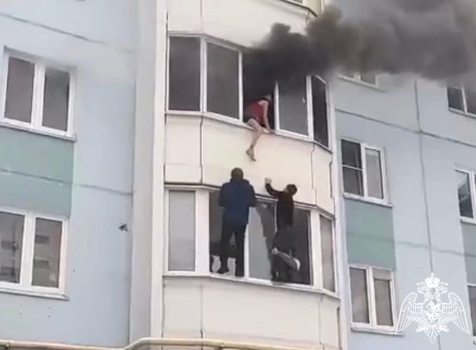 Офицер Росгвардии спас ребенка и беременную женщину на пожаре в Ярославле