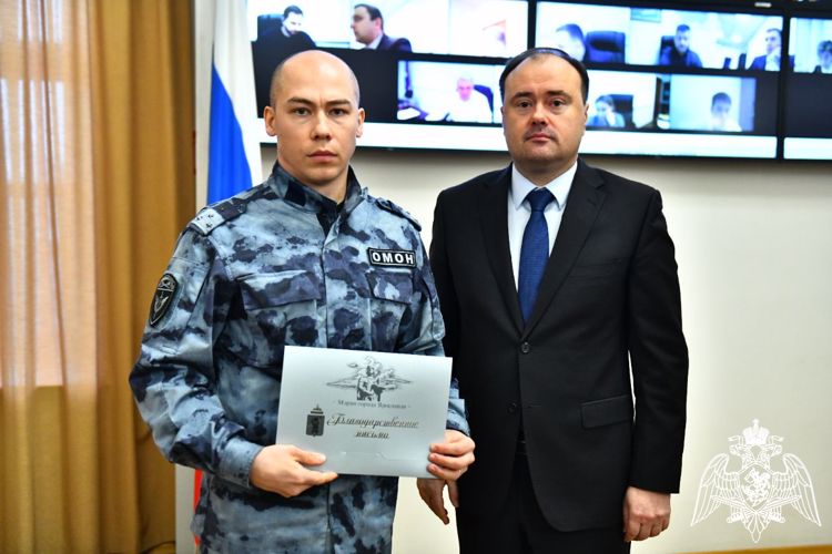 Мэр Ярославля наградил офицера Росгвардии, который спас беременную женщину и ребенка на пожаре