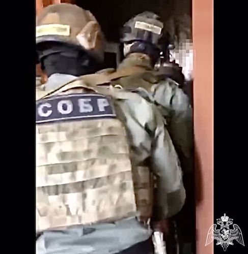 В ЯРОСЛАВСКОЙ ОБЛАСТИ ПРИ СОДЕЙСТВИИ СОБР ЗАДЕРЖАН МУЖЧИНА, РАЗМЕЩАВШИЙ В СЕТИ ИНТЕРНЕТ ЗАПРЕЩЕННУЮ ИНФОРМАЦИЮ