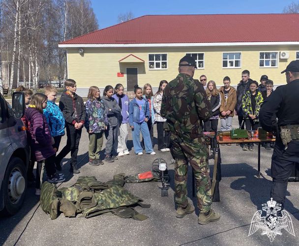 В ЯРОСЛАВЛЕ РОСГВАРДЕЙЦЫ ПРОВЕЛИ ТЕМАТИЧЕСКИЕ ВСТРЕЧИ С  ПОДРАСТАЮЩИМ ПОКОЛЕНИЕМ