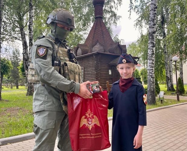 Росгвардейцы поздравили юную жительницу Ярославля с Международным днем защиты детей