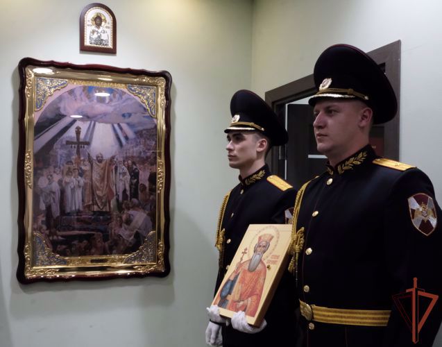 Святыню с частицей мощей Князя Владимира передали ярославским росгвардейцам