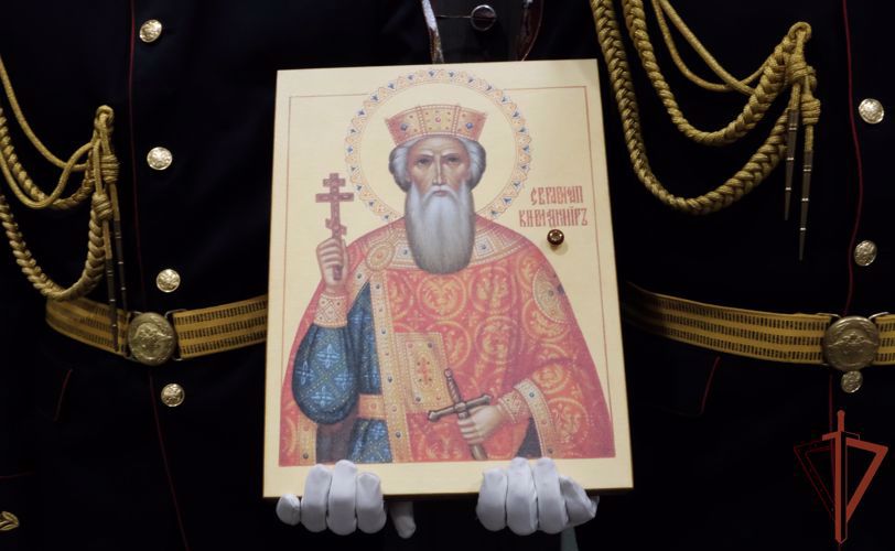 Святыню с частицей мощей Князя Владимира передали ярославским росгвардейцам