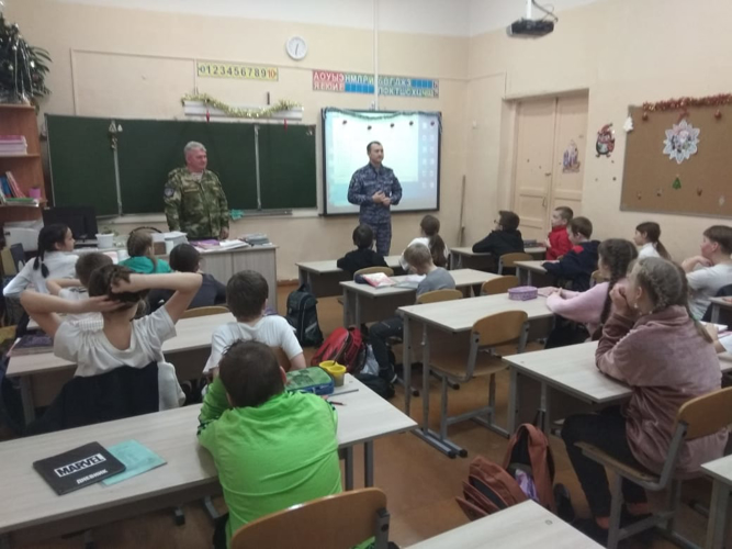 Росгвардейцы провели урок мужества о блокаде Ленинграда для воспитанников «Гвардейской смены»