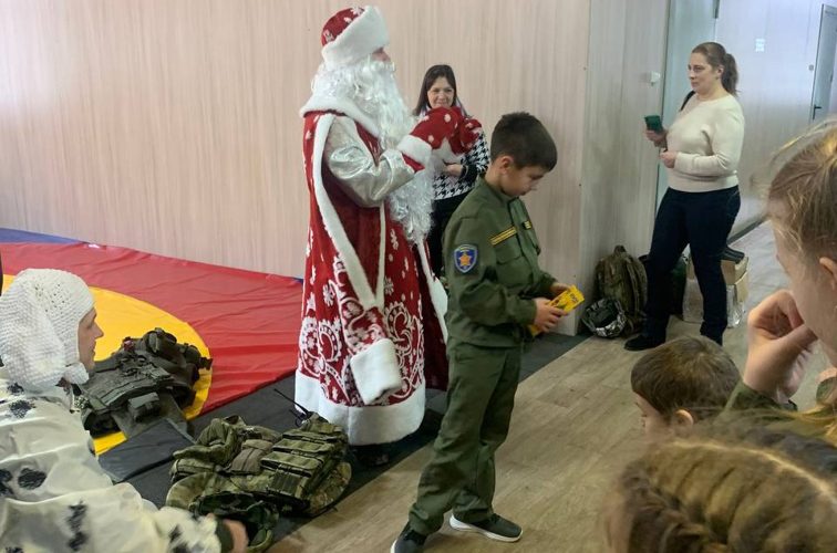 Дед Мороз специального назначения пригласил в гости ребят из подшефного класса в Ярославле
