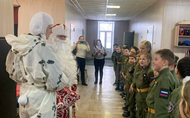 Дед Мороз специального назначения пригласил в гости ребят из подшефного класса в Ярославле