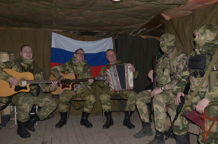 Фронтовая бригада артистов ведомственного ансамбля выступила перед военнослужащими и сотрудниками Росгвардии (видео)