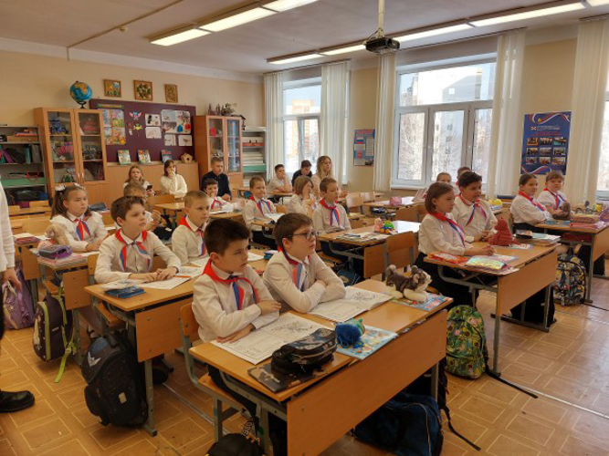 Ребята из подшефного Росгвардии класса приняли участие в акции «Письмо солдату»