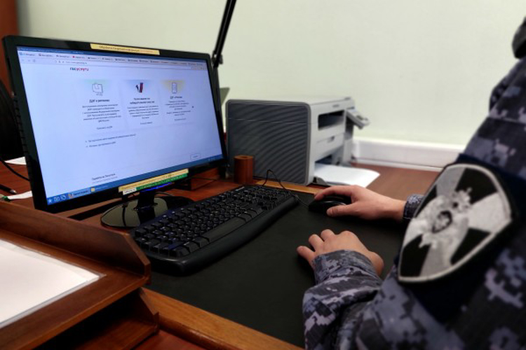 Сотрудники и военнослужащие регионального управления Росгвардии участвуют в голосовании на выборах Президента России