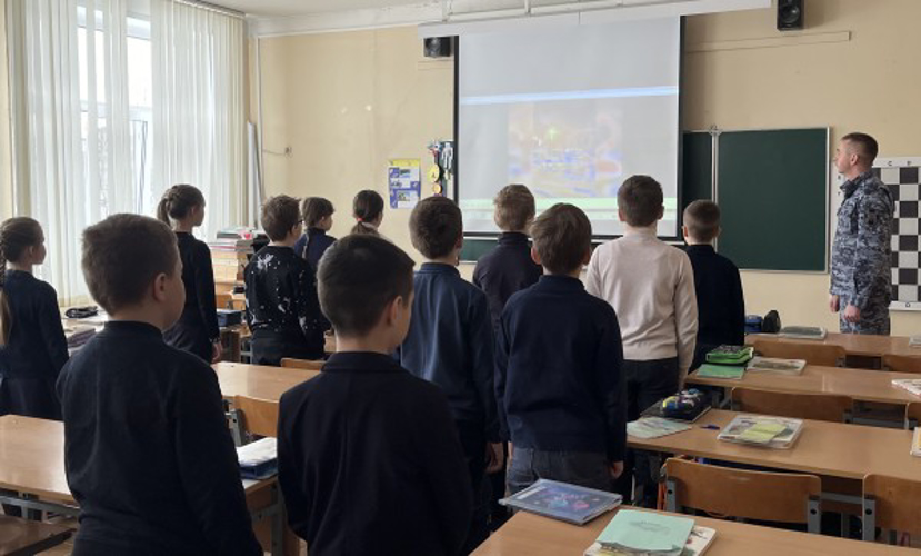 В Ярославле росгвардейцы провели урок «Единство народов России» с воспитанниками подшефного класса