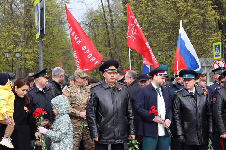 Начальник территориального Управления Росгвардии почтил память героев Великой Отечественной войны в Ярославле