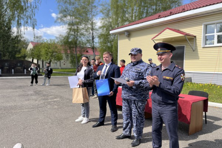 Росгвардейцы провели для ярославских студентов конкурс-смотр строя и песни