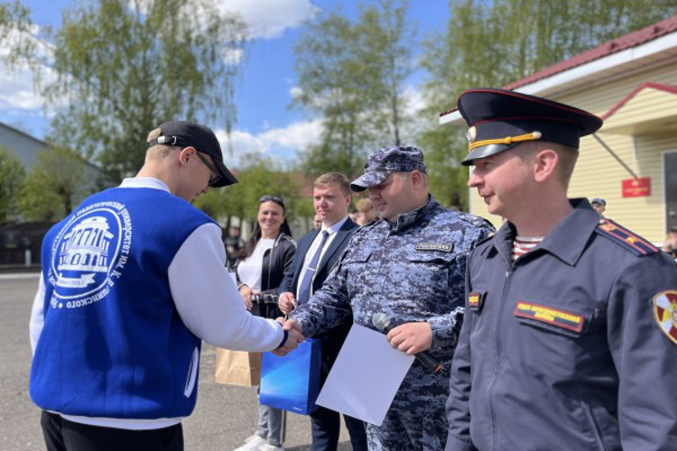 Росгвардейцы провели для ярославских студентов конкурс-смотр строя и песни