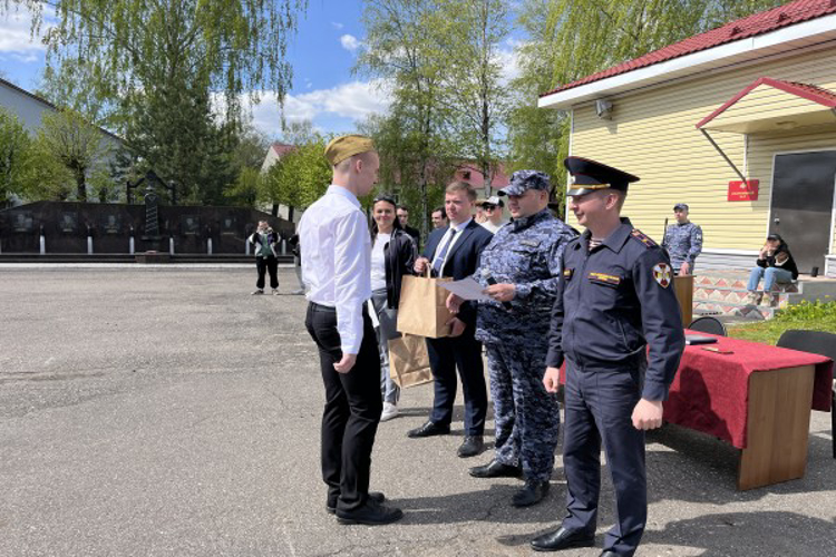 Росгвардейцы провели для ярославских студентов конкурс-смотр строя и песни