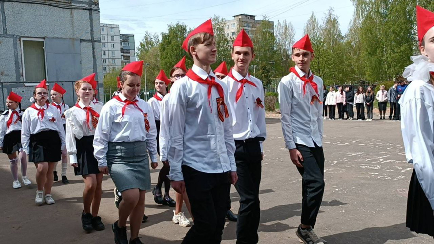 В Ярославле офицеры регионального управления Росгвардии приняли участие в конкурсе смотре строя и песни среди учащихся