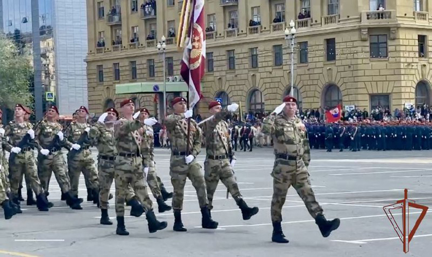В День Победы росгвардейцы прошли торжественным маршем по главным площадям российских городов