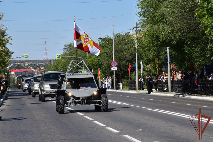 В День Победы росгвардейцы прошли торжественным маршем по главным площадям российских городов