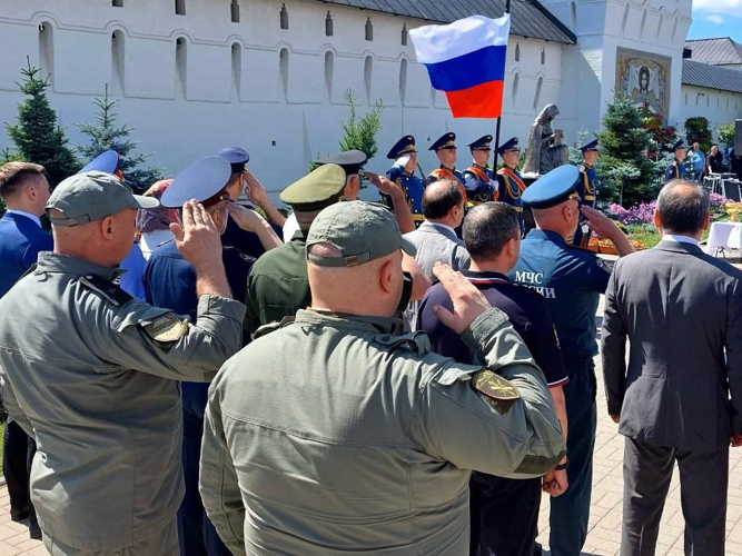 Росгвардейцы приняли участие в открытии памятника «Женам всех солдат и офицеров, ждущих своих мужей с боевого задания»