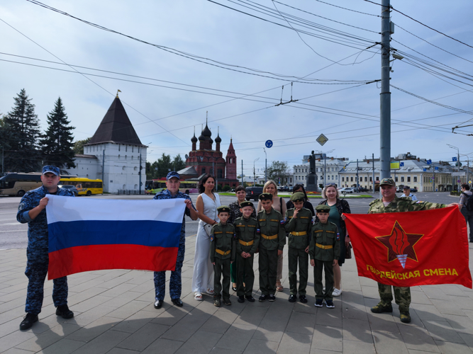 Росгвардейцы присоединились к акции "С флагом на сердце" в Ярославле