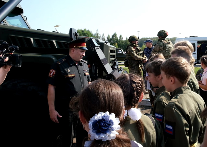 Воспитанники "Гвардейской смены" посетили выставку силовых структур в Ярославле