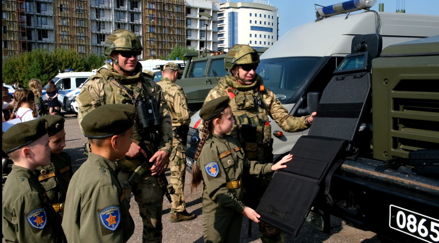 Воспитанники "Гвардейской смены" посетили выставку силовых структур в Ярославле