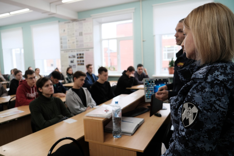 Сотрудники Росгвардии встретились со студентами ярославского ВУЗа