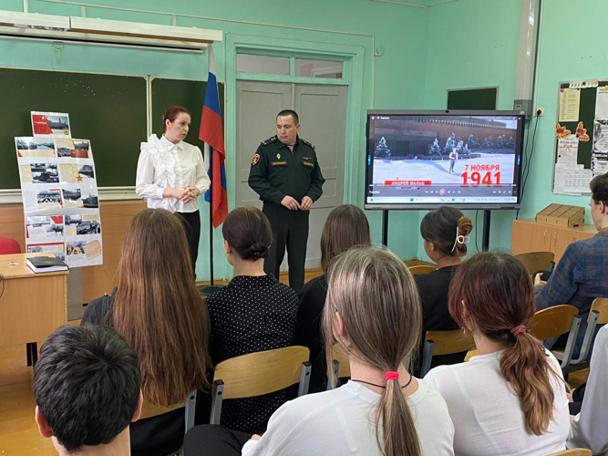 В Ярославле росгвардейцы провели уроки мужества для школьников