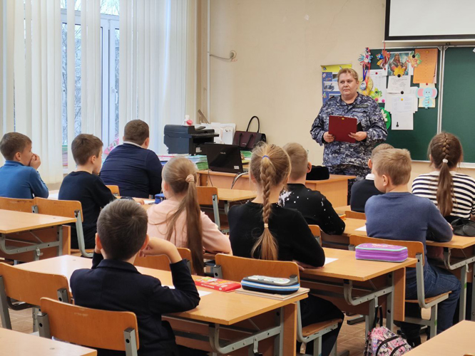В Ярославле росгвардейцы провели тематическую встречу со школьниками