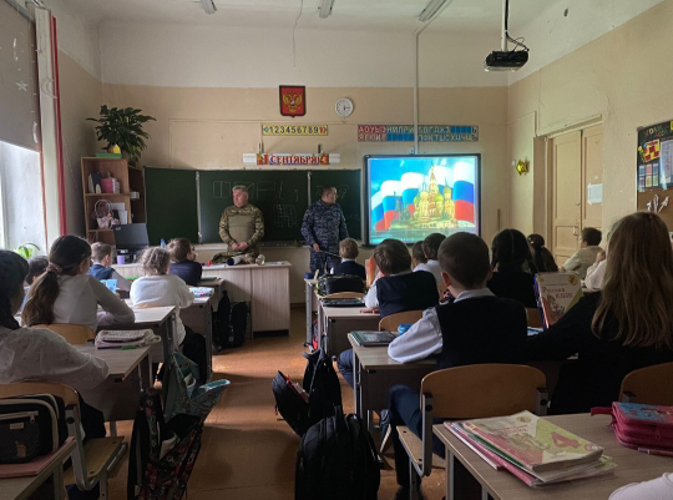 Росгвардейцы провели тематическое занятие с учениками подшефной школы