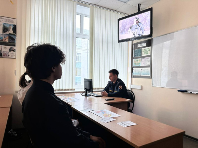 Сотрудники Росгвардии рассказали о службе в войсках национальной гвардии студентам ярославского ВУЗа