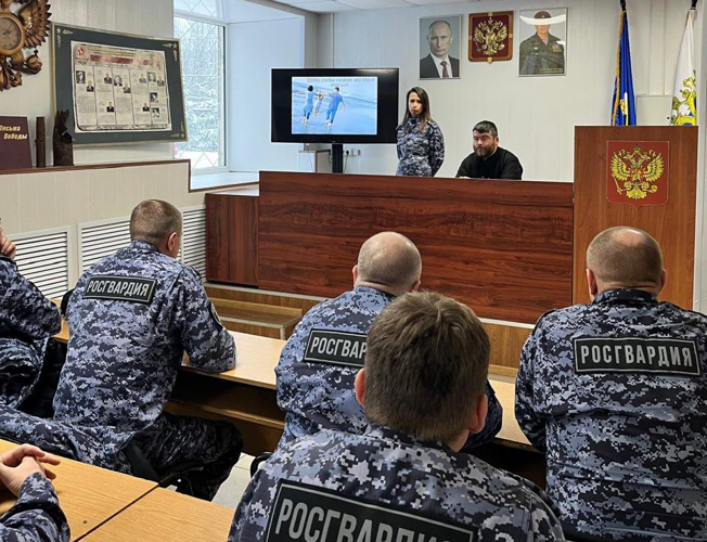 Духовный наставник росгвардейцев в Ярославле провел просветительскую беседу с сотрудниками