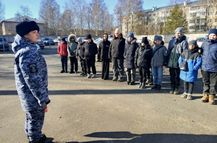 Росгвардейцы провели День открытых дверей для школьников