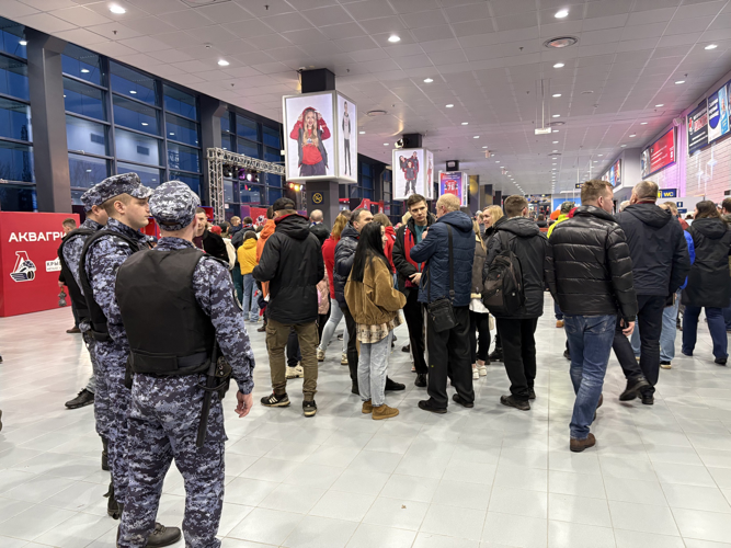 Сотрудники Росгвардии вернули потерявшегося ребенка родителям во время хоккейного матча КХЛ в Ярославле