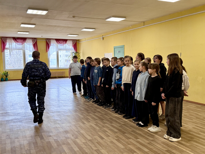 В Ярославле росгвардейцы провели урок на знание Правил дорожного движения со школьниками