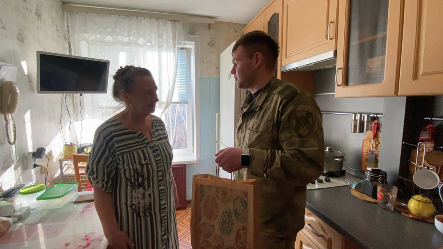 В Ярославле росгвардейцы поздравили матерей погибших сотрудников и военнослужащих со Светлой Пасхой