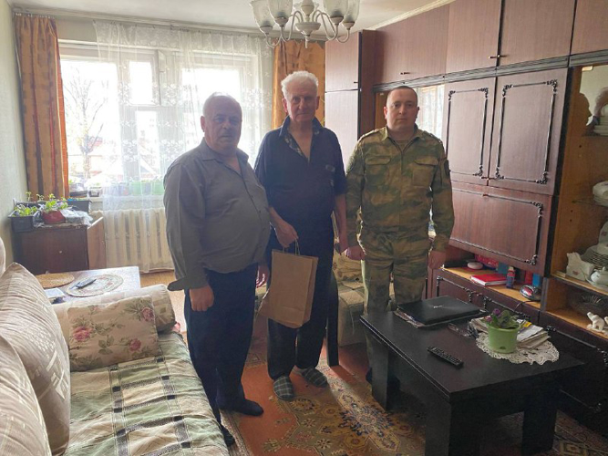 Ярославские росгвардейцы поздравили с Днем рождения ветерана войск правопорядка