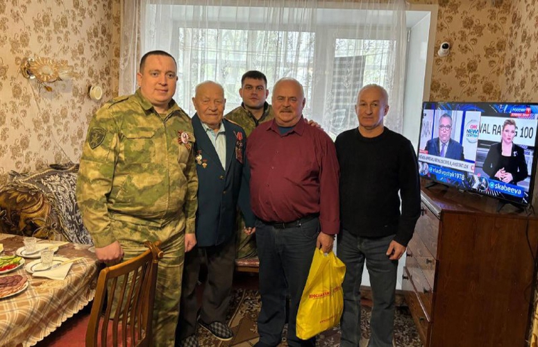 Росгвардейцы поздравили ветерана Великой Отечественной войны в преддверии 80-летия Великой Победы