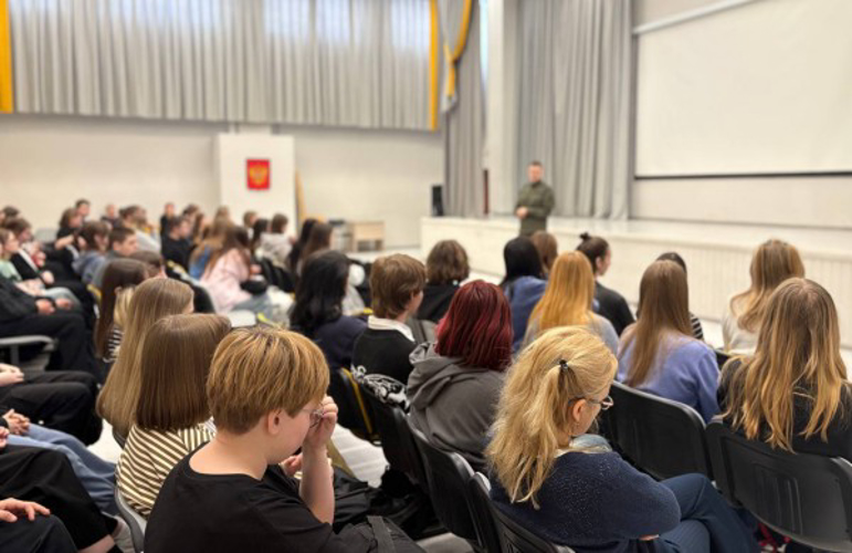 Росгвардейцы провели тематическое занятие с учениками подшефной школы