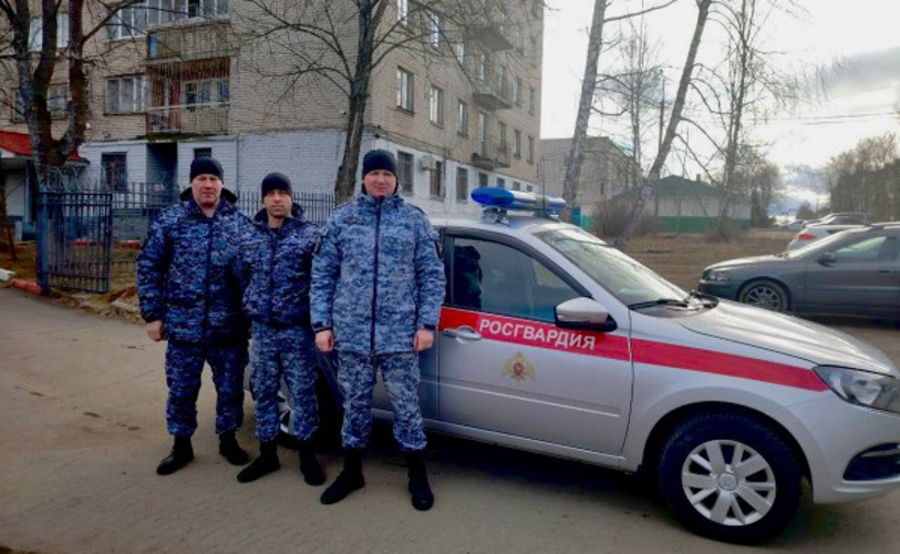 Росвардейцы оказали помощь беременной девушке в Ярославской области   