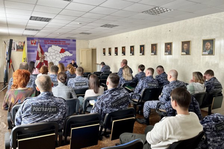 Начальник Центра лицензионно-разрешительной работы провел встречу с личным составом управления вневедомственной охраны