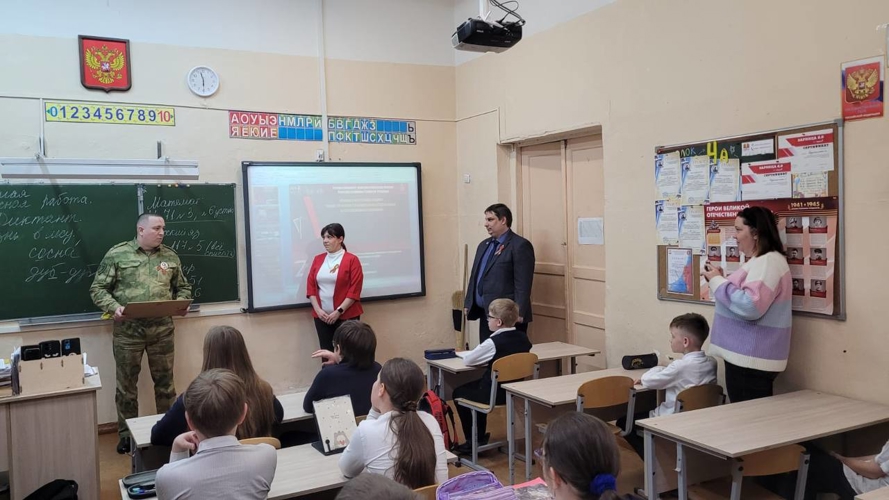 Росгвардейцы провели урок мужества для учеников подшефного класса