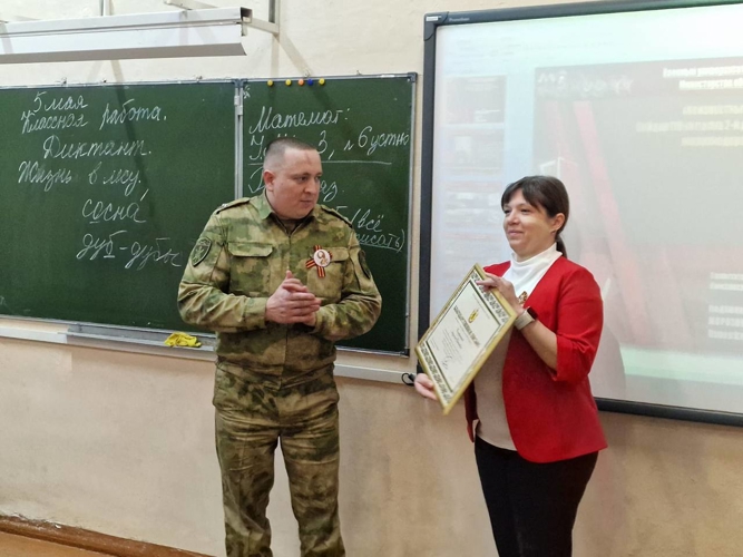 Росгвардейцы провели урок мужества для учеников подшефного класса