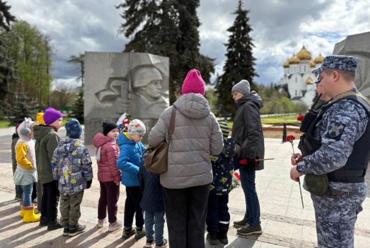 Росгвардейцы возложили цветы к «Вечному огню» в Ярославле