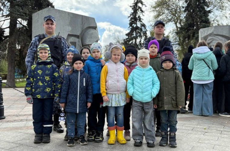 Росгвардейцы возложили цветы к «Вечному огню» в Ярославле