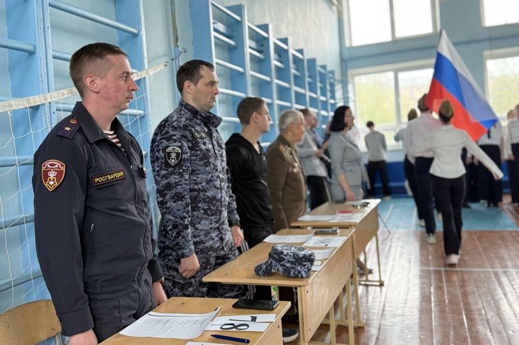 Росгвардейцы приняли участие в конкурсе-смотре строя и песни среди школьников 