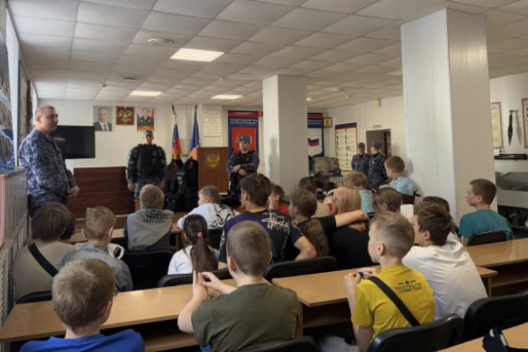 В Ярославле школьники посетили филиал вневедомственной охраны 