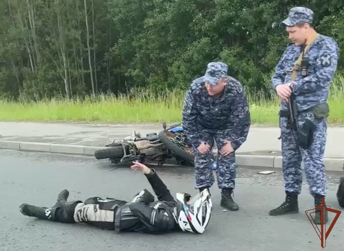 Сотрудники Росгвардии оказали помощь пострадавшему в ДТП в Ярославле